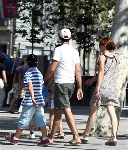 Familia numerosa, paseando, paseo, matrimonio, niños, verano