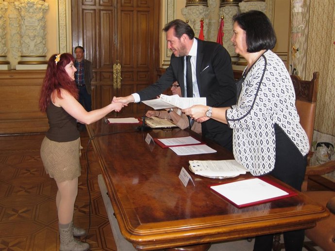 El alcalde de Valladolid y la representante de Ecyl entregan uno de los diplomas