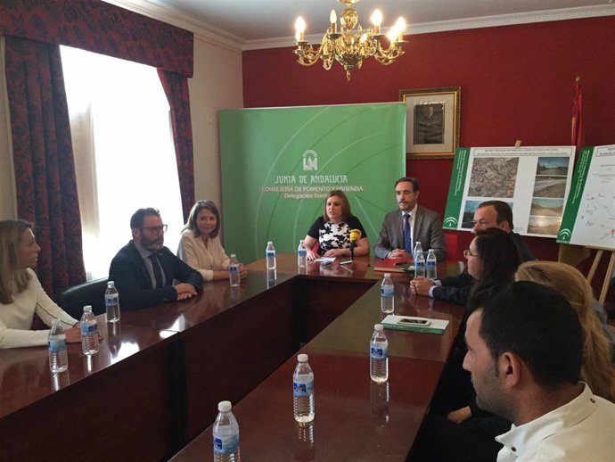 Reunión de López con alcaldes y plataforma ciudadana sobre la A-6052.