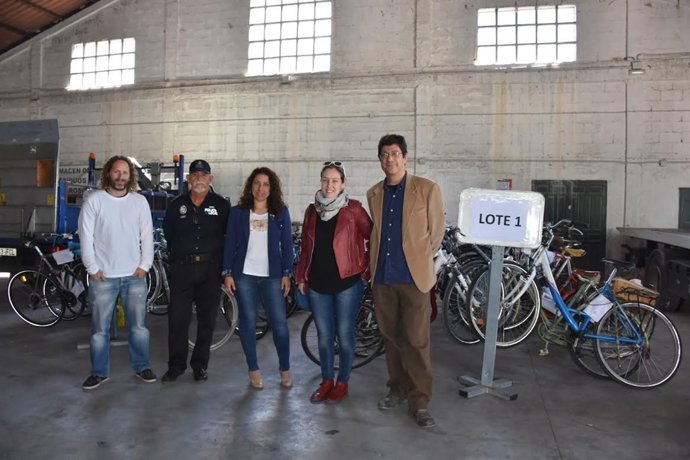 Entrega de bicicletas a Cáritas y Deixalles