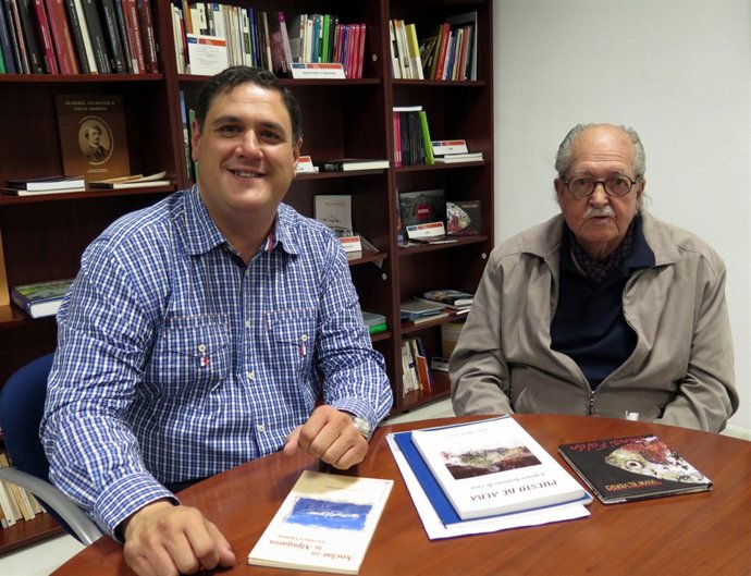 El poeta Julio Alfredo Egea junto al director del IEA, Francisco Alonso.