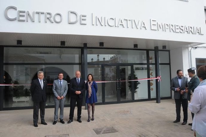 Antonio Ruiz (dcha.) durante la inauguración junto a Crespín y otras autoridades
