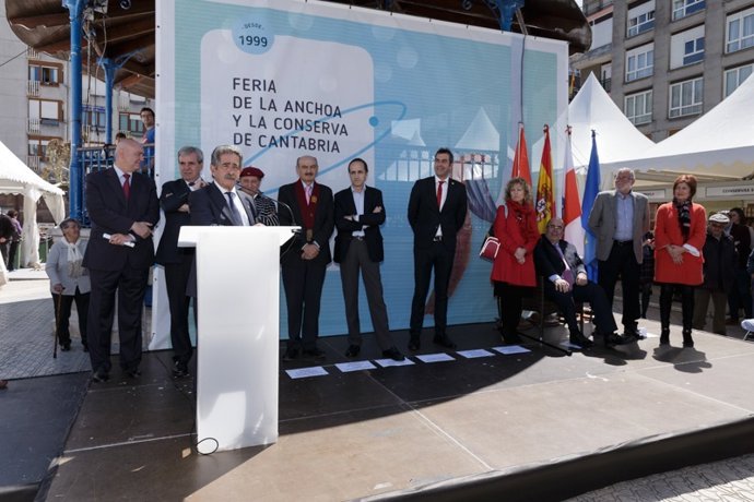 Revilla inaugura la Feria de la Anchoa