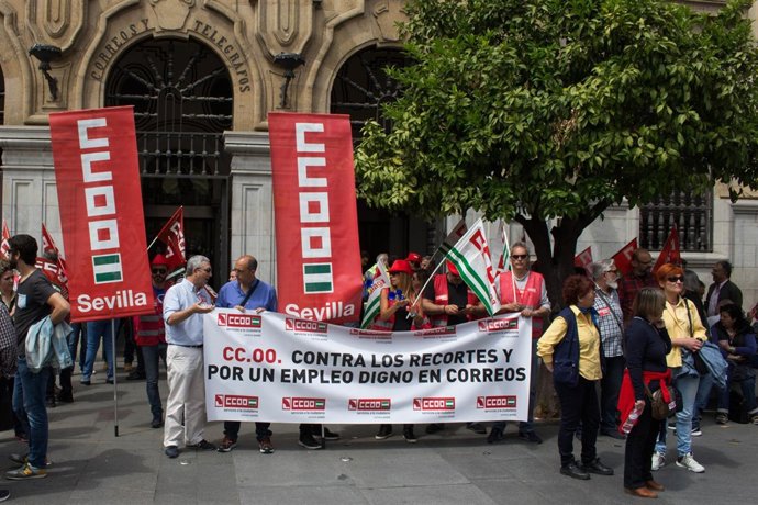 Trabajadores andaluces de Correos se concentran en Sevilla