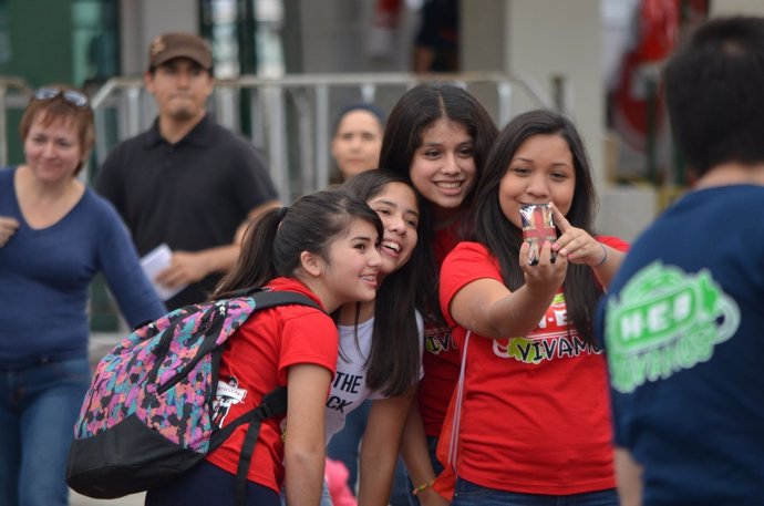 Amigos adolescentes smartphone teléfono móvil selfie