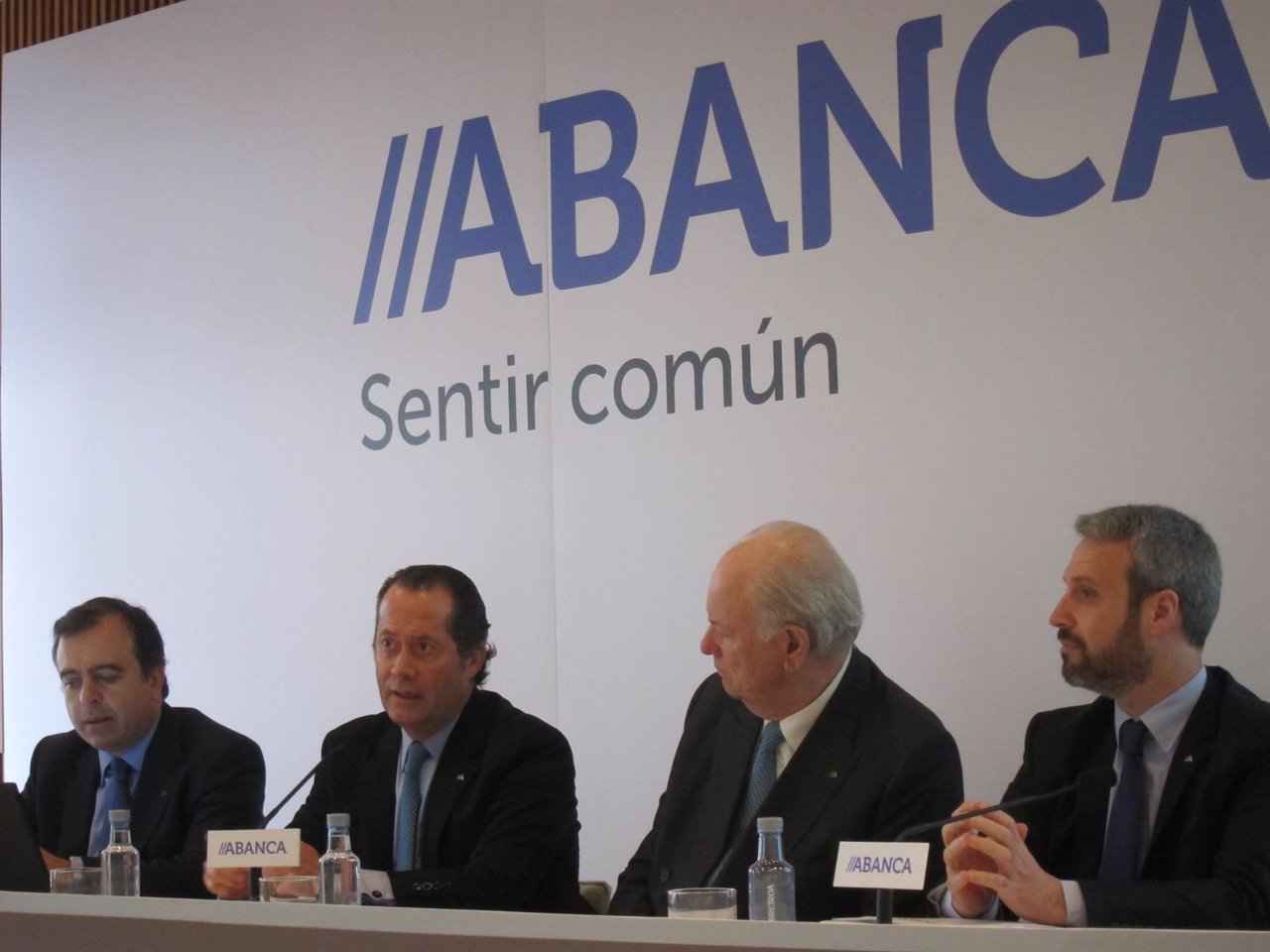 Juan Carlos Escotet (Abanca), el segundo por la izquierda