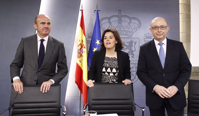 Luis de Guindos, Santamaría y Montoro tras la reunión del Consejo de Ministros