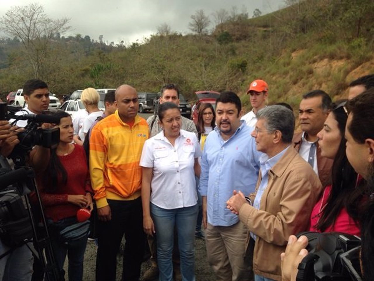 Opositores venezolanos  frente a la prisión de Ramo Verde