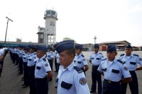 Honduras cesa a una veintena de agentes para depurar la Policía