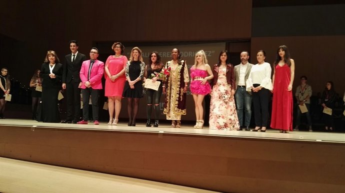 La ganadora del Premio Nacional de Moda Jóvenes Diseñaldores y el jurado