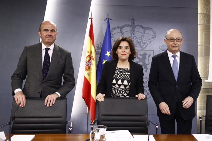 Luis de Guindos, Santamaría y Montoro tras la reunión del Consejo de Ministros