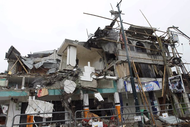 Edificio destruido por el terremoto en Pedernales (Ecuador)