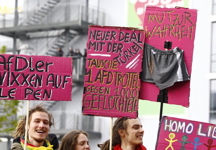 Manifestantes contra AfD en Stuttgart