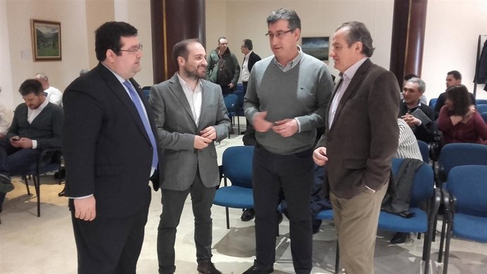 Ignacio Prendes, segundo por la derecha