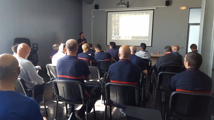 Bomberos de Córdoba realizan un curso sobre cómo actuar con abejas