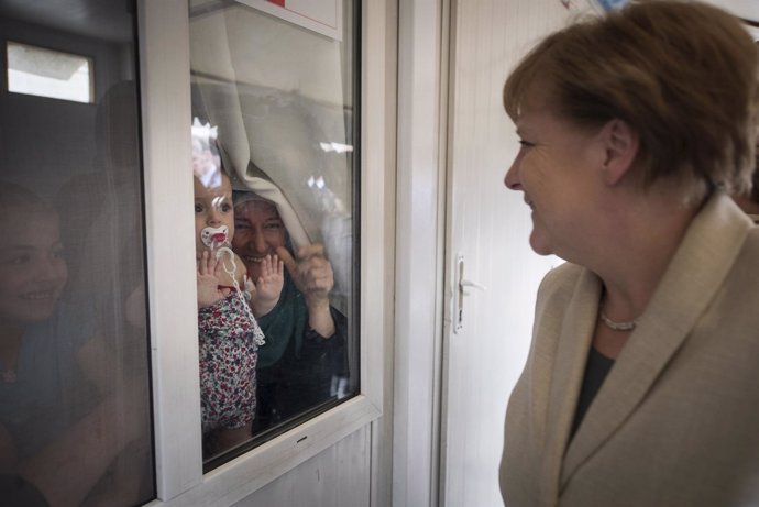 Angela Merkel con refugiados en Nizip (Turquía)