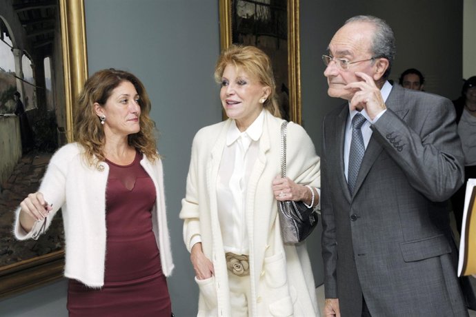 Tita Cervera presentando una exposición temporal.