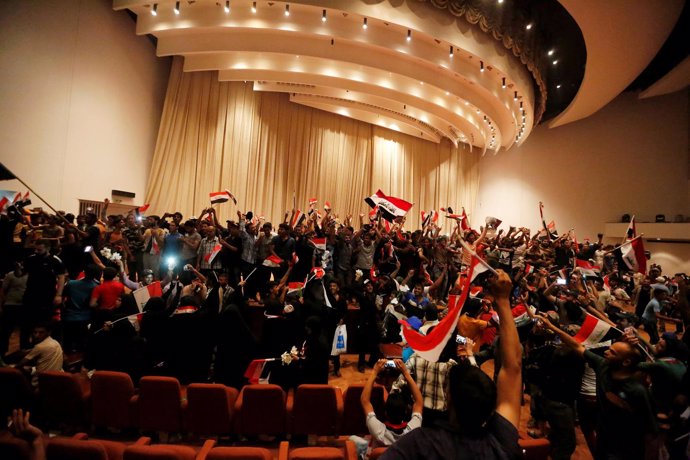 Los simpatizantes del clérigo chií Muqtada al Sadr en el Parlamento