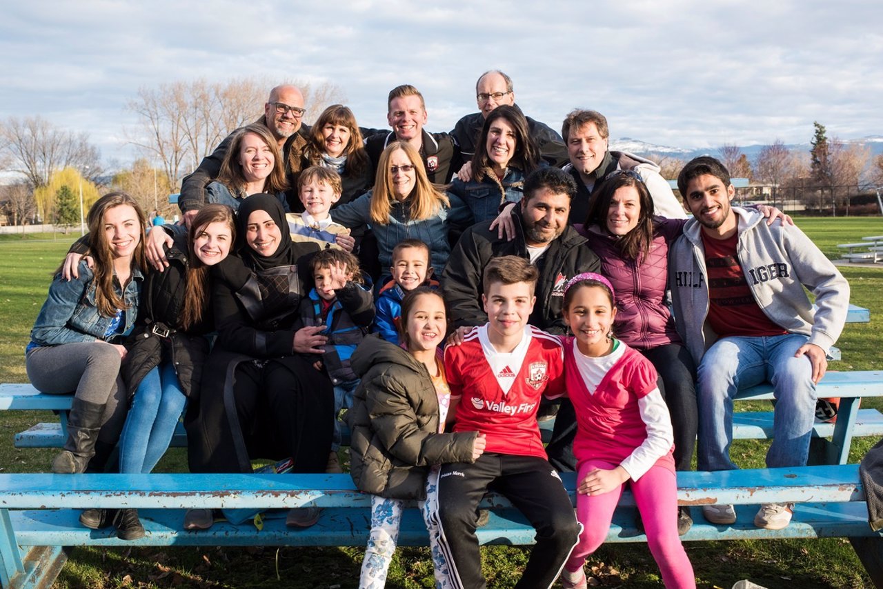 Foto de grupo de la familia siria y sus patrocinadores canadienses