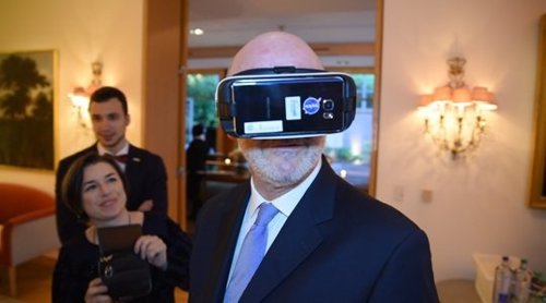 El embajador de España en EEUU, Ramón Gil Casares, con gafas de realidad virtual