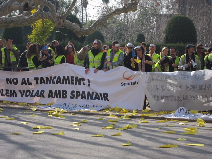 Trabajadores De Spanair Se Manifiestan Ante El Parlament en 2012