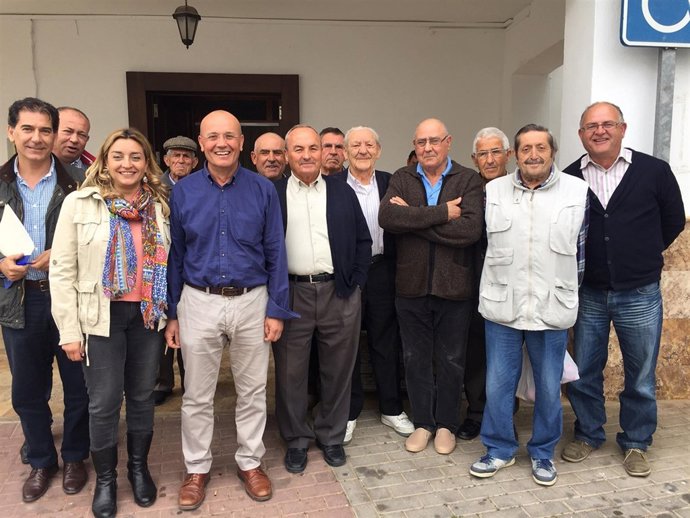 La diputada de Agricultura con el alcalde y los regantes de Taberno.