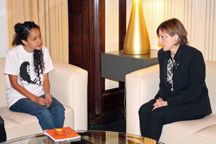 Forcadell se reúne con la hija de la activista hondureña Berta Cáceres