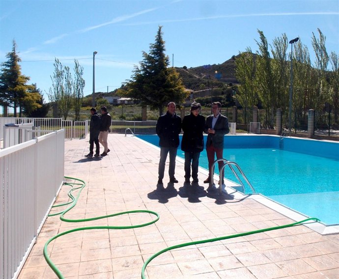 Concejales del Ayuntamiento visitan piscinas de El Cortijo