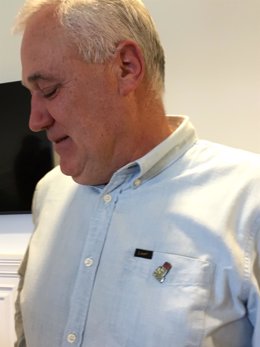 El alcalde de Becerrerá, Manuel Martínez, con el pin del PSOE