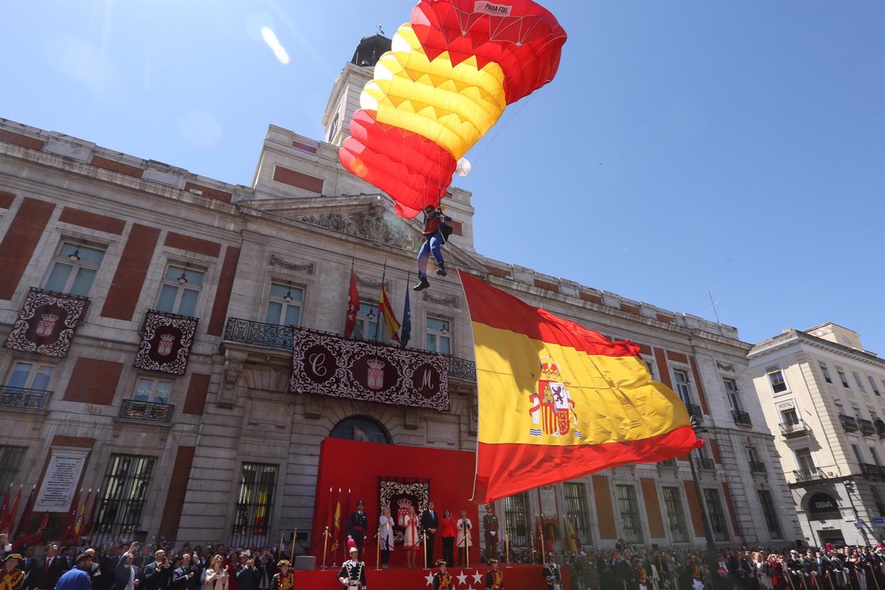 La exhibición de paracaidistas en la parada militar del Dos de Mayo