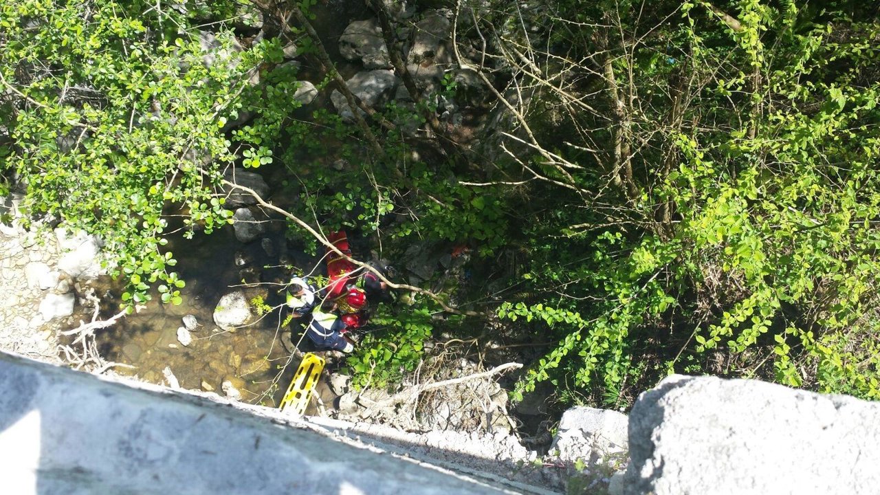 Imagen del rescate del cuerpo del motorista