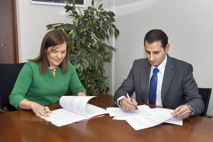 Gema Mañú y Javier Cortajarena firman un convenio de colaboración.