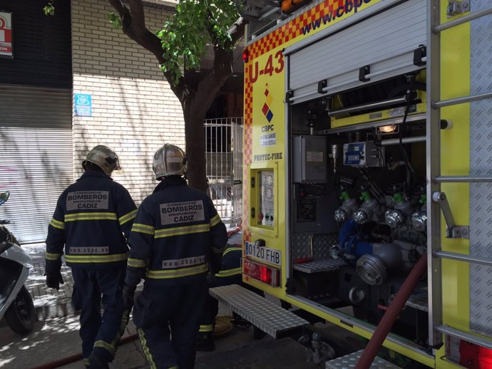 Intervención de los bomberos de Cádiz en el incendio de una vivienda