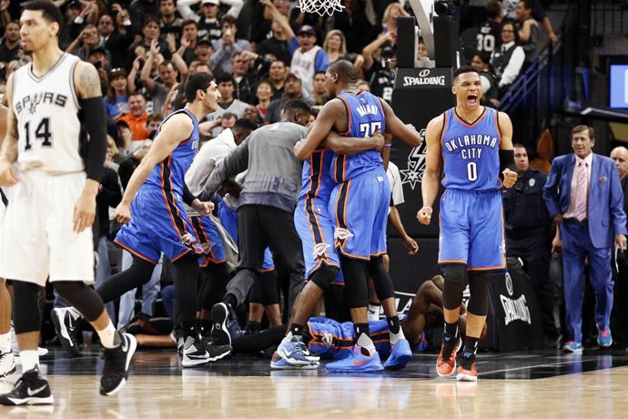 Russell Westbrook en la victoria de Oklahoma City Thunder ante San Antonio Spurs