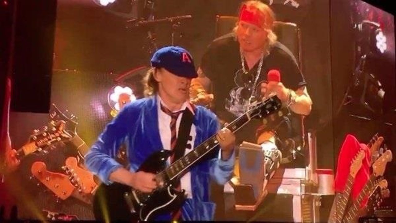 AXL ROSE Y ANGUS YOUNG