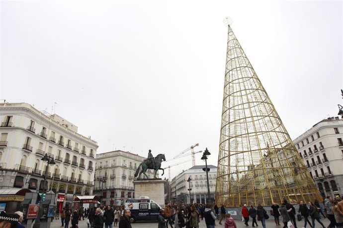 Árbol De Navidad, Fiestas Navideñas, Puerta Del Sol De Madrid