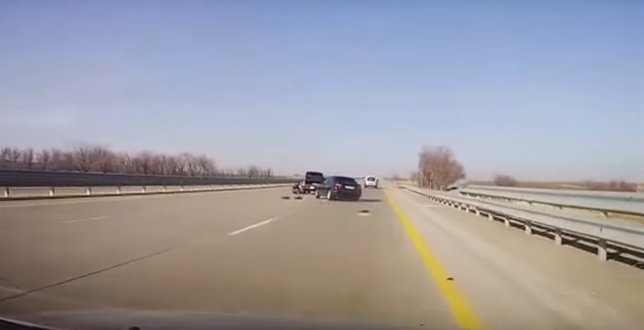 Peligrosas consecuencias por cambiar una rueda en mitad de una autovía