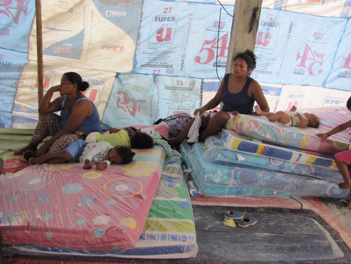 Albergues para desplazados por el terremoto en Ecuador