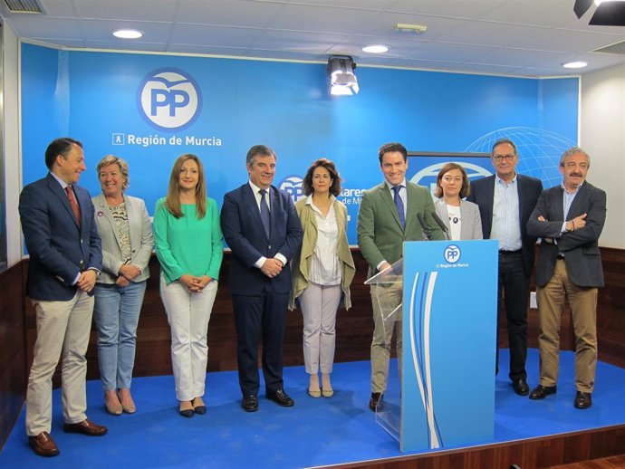 Teodoro García acompañado de diputados y senadores del PP por Murcia