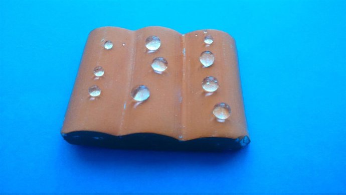 Teja tratada con material para expulsar el agua tras una investigación de la UCA