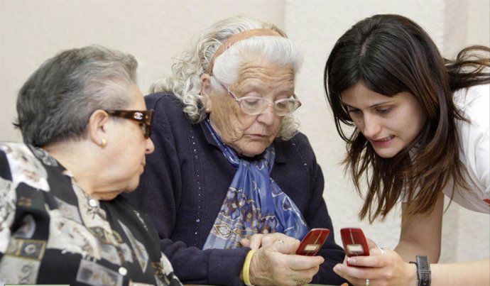 Dos mujeres mayores aprenden a usar el móvil