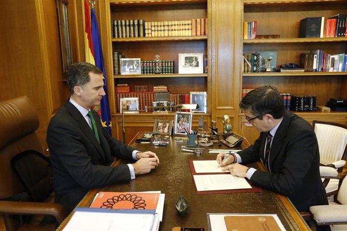 Patxi López firma el decreto de convocatoria de elecciones