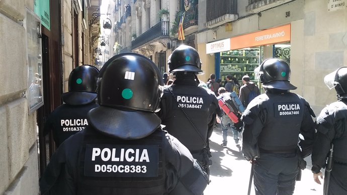 Los Mossos desalojan el edificio 'okupado' del Borsí en Barcelona