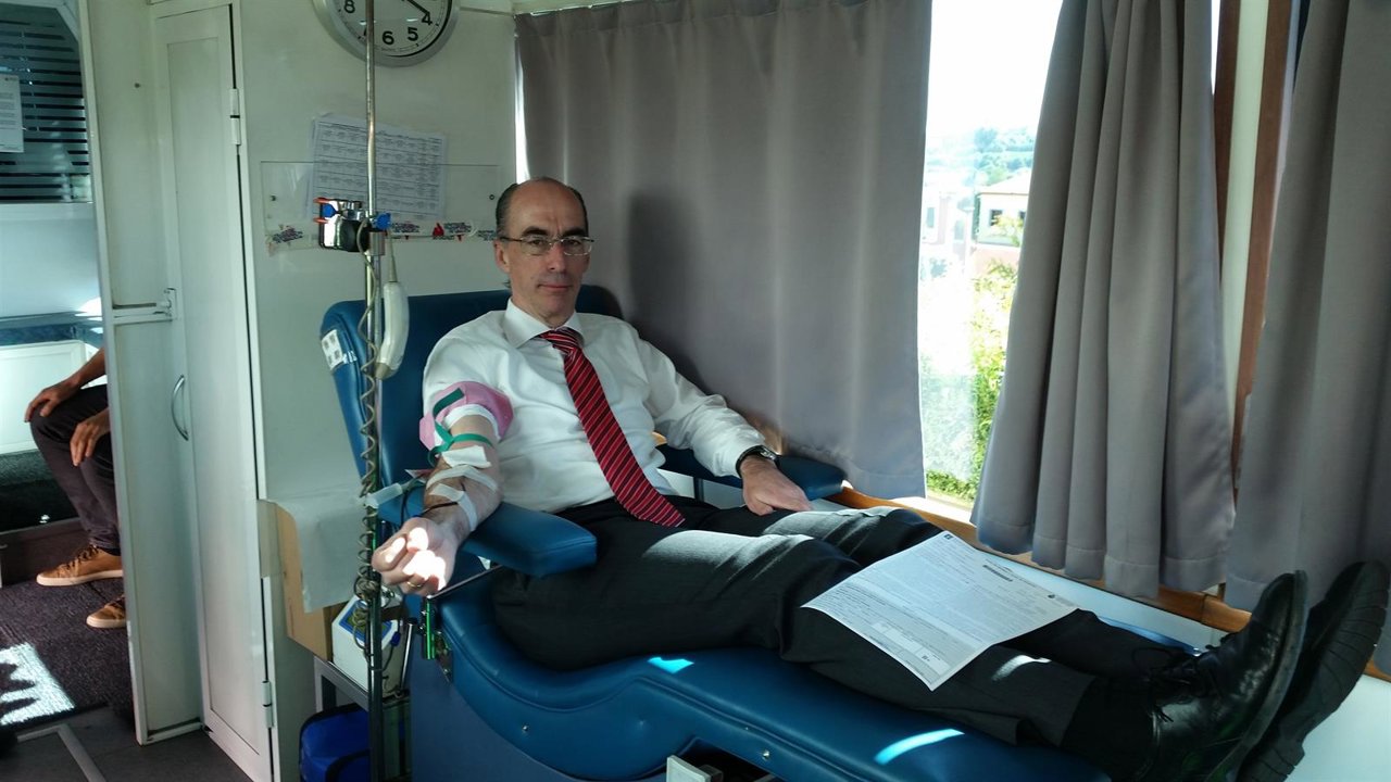 El conselleiro de Sanidade dona sangre