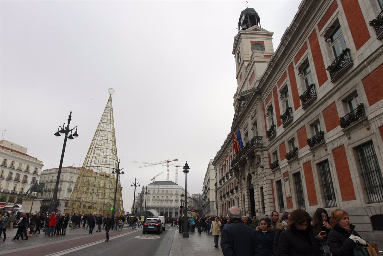 Árbol De Navidad, Fiestas Navideñas, Puerta Del Sol De Madrid