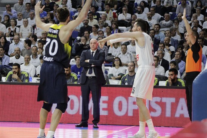 Pablo Laso observando el partido de Euroliga Real Madrid contra el Fenerbahe