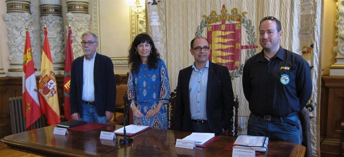 Los concejales Ana Redondo y Luis Vélez, con representantes de los motoclubes