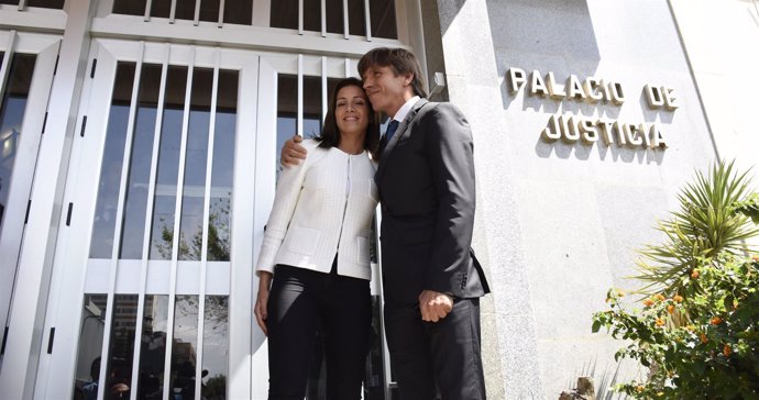 Manuel Diaz junto a su mujer Virginia Troconis a la salida del juicio por patern