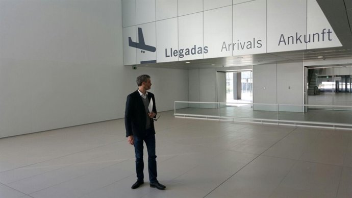 Urralburu en la visita al aeropuerto de Corvera