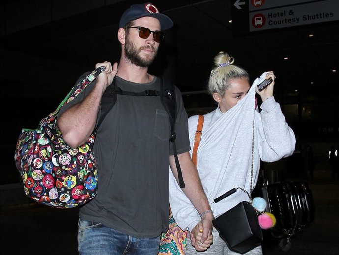 MILEY CYRUS Y LIAM HEMSWORTH EN EL AEROPUERTO DE LOS ÁNGELES/CORDON